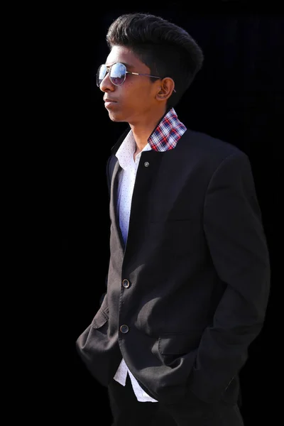 一个站在黑色背景上的时髦英俊年轻人的画像 穿着黑色夹克的男人 — 图库照片