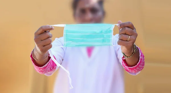 Primo Piano Della Mano Del Medico Con Maschera Medica Etichettata — Foto Stock