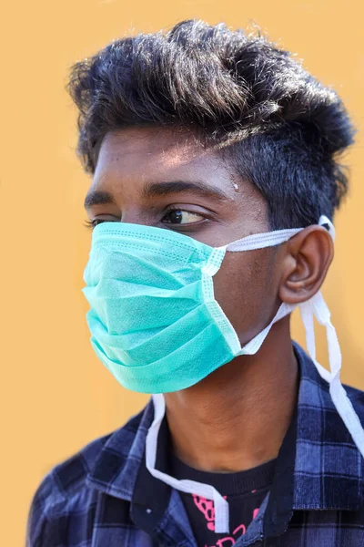 Junger Mann Mit Schutzmaske Isoliert Auf Gelbem Hintergrund — Stockfoto