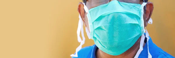 Koronavirüsten korunan yüz maskesi takan doktor ya da insanlar