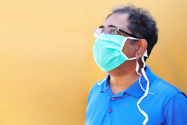 Südasiatischer Mann Mit Schutzmaske Gegen Das Coronavirus Covid — Stockfoto