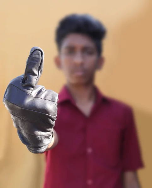 Θυμωμένος Νεαρός Μηχανικός Δείχνει Άσεμνη Χειρονομία Μεσαία Δάχτυλα — Φωτογραφία Αρχείου