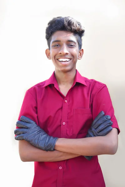 Retrato Joven Mecánico Uniforme Con Brazos Cruzados —  Fotos de Stock