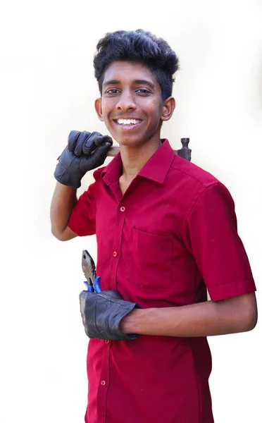 Χαμογελώντας Νέους Μηχανικούς Χέρι Κρατώντας Κόφτη Σφυρί Απομονώνονται Λευκό Φόντο — Φωτογραφία Αρχείου