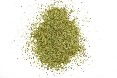 Beyaz arka planda izole edilmiş taze rezene tohumları