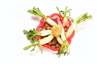 Taze ve olgun sebzeler beyaz arka planda izole edilmiş bir sepetin içinde.