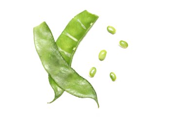 Beyaz arka planda izole edilmiş taze fasulye ve kozalar.