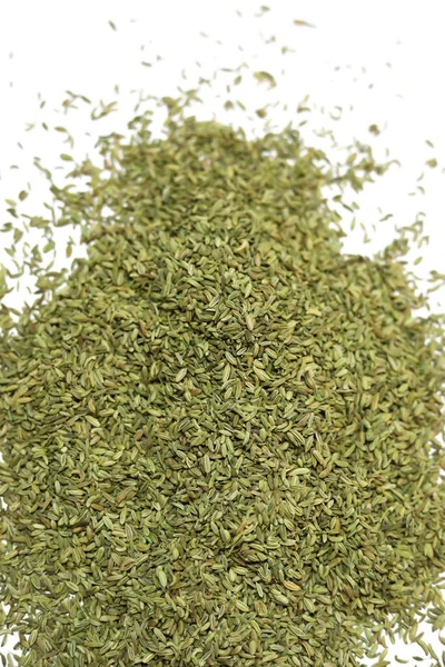 Beyaz Arkaplanda Izole Edilmiş Yeşil Kimyon Tohumları Yığını — Stok fotoğraf