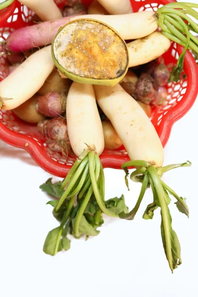 菜篮中新鲜蔬菜 背景为白色 — 图库照片