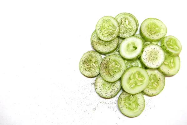 Gurkenscheiben Mit Schwarzem Pfeffer Auf Weißem Hintergrund — Stockfoto