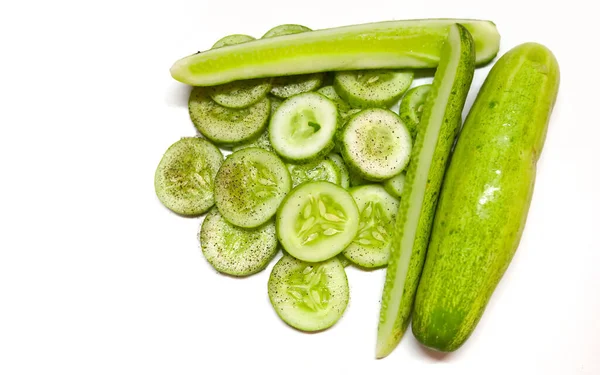 Gurkenscheiben Scheiben Schneiden Salzen Pfeffern Auf Weißem Hintergrund Frischekonzept Vegetarismus — Stockfoto