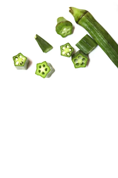 Draufsicht Auf Frische Grüne Okra Mit Scheibe Damenfinger Auf Weißem — Stockfoto