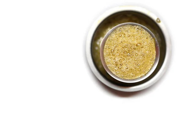 Hint ev yapımı filtre kahve. Beyaz arka planda. Paslanmaz çelik bardakta servis ediliyor.