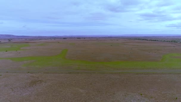 Letecký Drone záběr přeletění venkovské silnice. auta projíždějící — Stock video