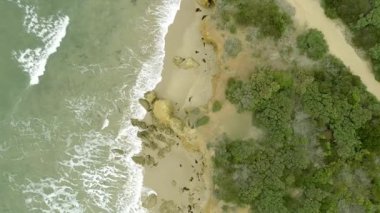 Avustralya 'da güzel bir sahilin kuş bakışı manzarası, deniz dalgaları güzel sahil manzaralı drone' lar.