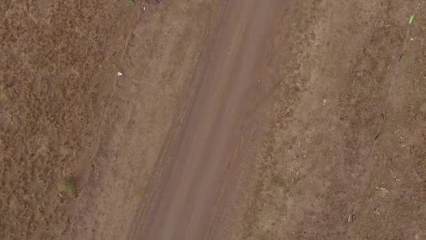 Vue aérienne de la jeep noire en marche arrière et arrêt sur route de campagne 