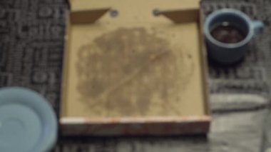 Boş pizza kutuları, partiden sonra evin temizlenmesi gerek.