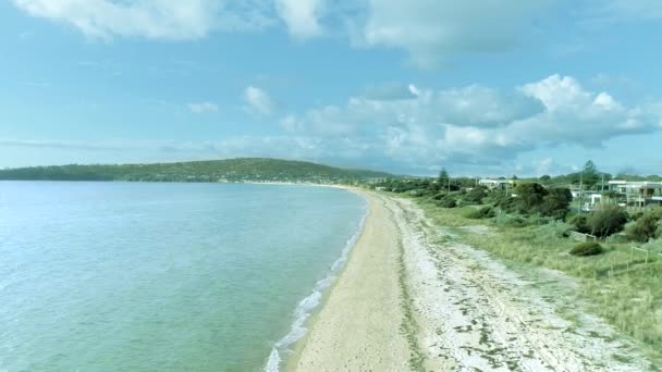 使用无人驾驶飞机在澳大利亚清澈的海洋上建造的Melbourn海岸线 — 图库视频影像