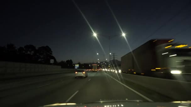 オーストラリア、メルボルンの夜に高速道路の道路上の車の運転のPOVビュー — ストック動画