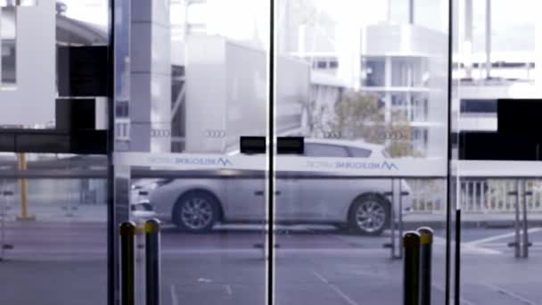 Australie - 02 FÉVRIER 2020 : Voiture automatique en verre vue de la porte de l'aéroport en mouvement , — Video