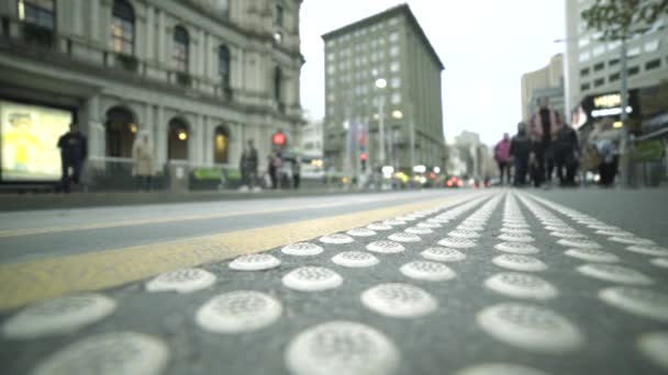 Australien - the RUARY 02, 2020: Människor som går på trottoaren, Fotfolkmassa människor som går på en australiensisk, melbourne. — Stockvideo