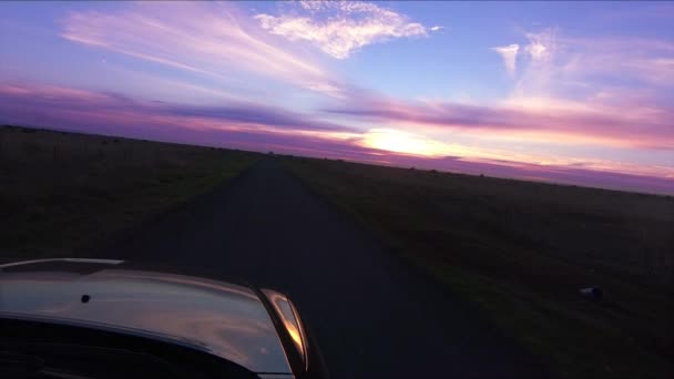 Öppen topp bil vy körning på gården väg mellan fälten. Vackra moln i en färgglad himmel. — Stockvideo