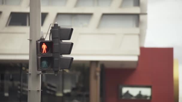 Vicino semaforo, incrocio stradale semaforo cambiare fermata e attraversare a piedi — Video Stock