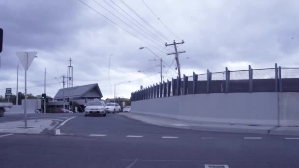 Coches que se fusionan en el tráfico principal en el cruce en Melbourne . — Vídeos de Stock