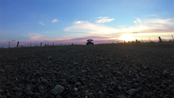 Australien-RUARI 02, 2020: Landsgrus mellan två fält vid solnedgången. parkeringsplats, vackra moln i en färgglad himmel. — Stockvideo