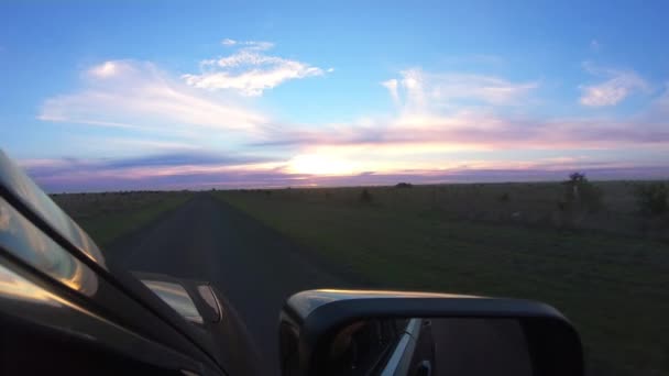 POV visão motoristas perspectiva de estrada na Austrália, vista da janela do carro, nuvens bonitas em um céu colorido . — Vídeo de Stock