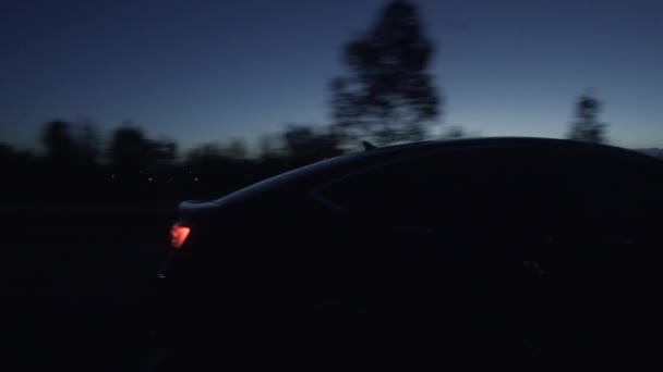 Punkt widokowy pasażera w nocy, pościg samochodowy w nocy. — Wideo stockowe