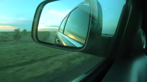 Conducir Rural Road View of Side Mirror por la noche. Punto de vista del conductor mirando a través del espejo lateral . — Vídeos de Stock