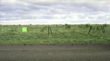 Ormandan geçen siyah bir cip. Düşük Görünüm