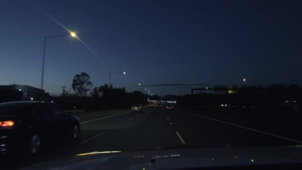 POV vista do carro dirigindo na estrada da estrada à noite, rua movimentada — Vídeo de Stock