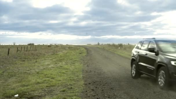 Australia - 02 FEBBRAIO 2020: jeep nera retromarcia e stop su strada di campagna — Video Stock