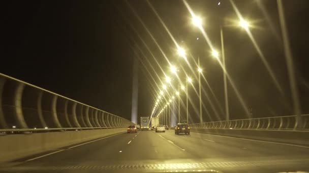 Auto rijden punt o uitzicht op Bolte Bridge in Melbourne, Australië 's nachts. Op de achtergrond is verlicht — Stockvideo