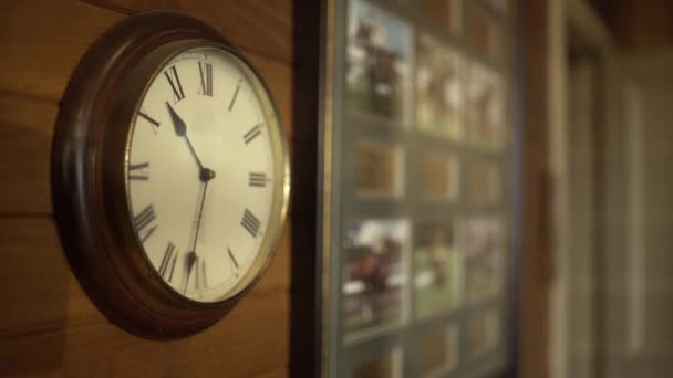 Horloge sur les meubles d'une salle de bureau — Video