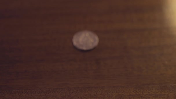 Ausztrál dollár érmék asztali közelkép — Stock videók