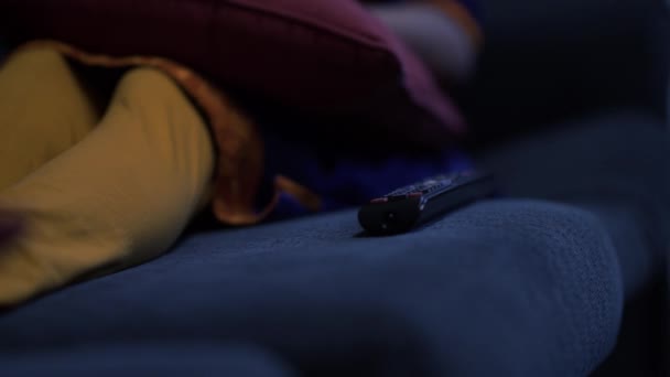 어린 소녀는 TV 리모컨을 들고 침대에 텔레비전 리모컨을 놓는다 — 비디오