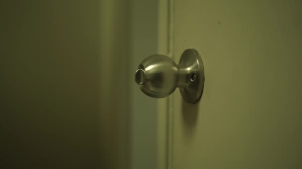 Chica joven abriendo la puerta al apartamento — Vídeos de Stock