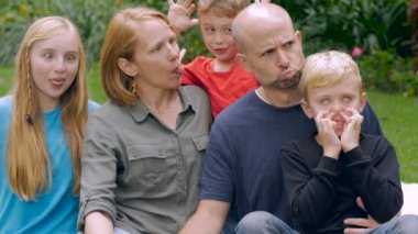 5 genç aile birlikte dışında - yavaş hareket komik yüzler yapmak