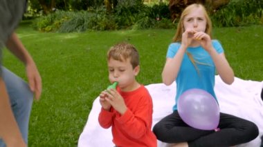 Balonları - slowmo steadicam onun genç oğlu havaya yardımcı olmak için bir anne geliyor