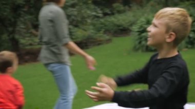 Sarışın genç bir çocuk ile bir balon ve ailesi - slowmo dışarıda eğleniyor