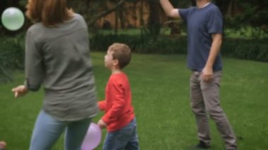 Beş oyun atlama ve gülüyor - slowmo dışında birlikte bütün bir aileyi