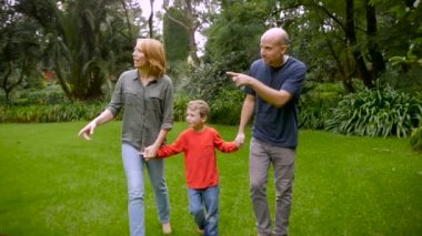 Bir anne ve babanın oğulları ile el ele tutuşup şeyler - slowmo gelin