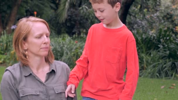 Une mère nerveuse s'inquiète alors que son fils touche ses épaules - slowmo — Video