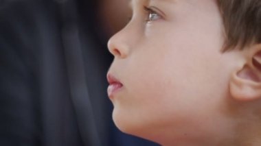 Küçük bir çocuk bir şey - Cu izlerken onun yanakları şişirme yan görünüm