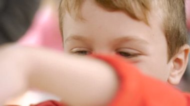 Kolunu - slowmo arkasından bakmak bir sevimli genç çocuğun gözleri yakın çekim