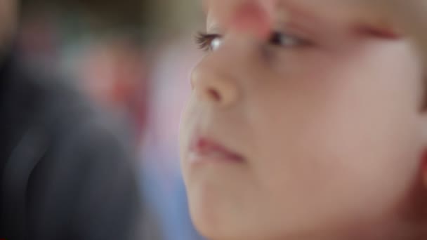 Vue latérale rapprochée d'un visage innocent de jeunes garçons - profondeur lente et peu profonde — Video