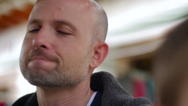 Egy ember, egy kis szakáll és borotvált fej, látszó körül - slowmo profilja — Stock videók